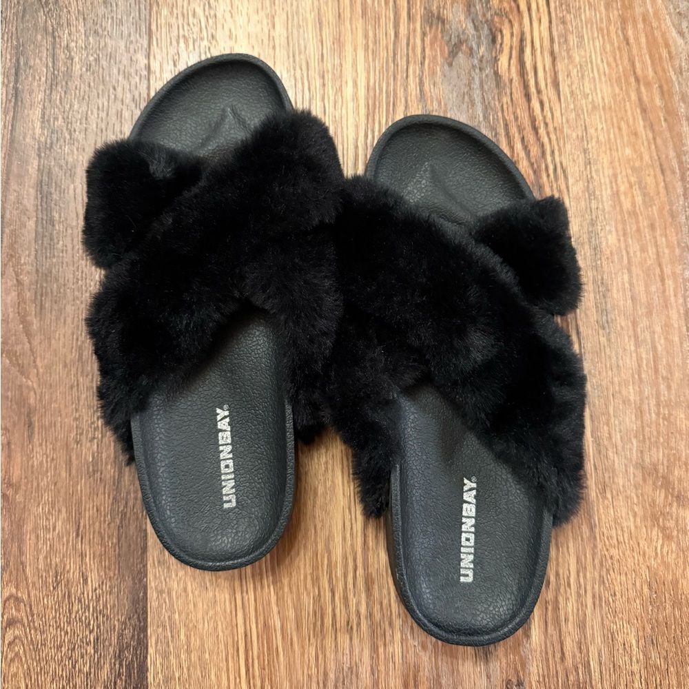 UNIONBAY Women's Plush Black Slippers